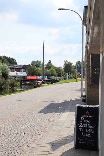 AC01.JPG - Het straatje met zijn omgeving in beeld geeft het reclamebord net wat meer.