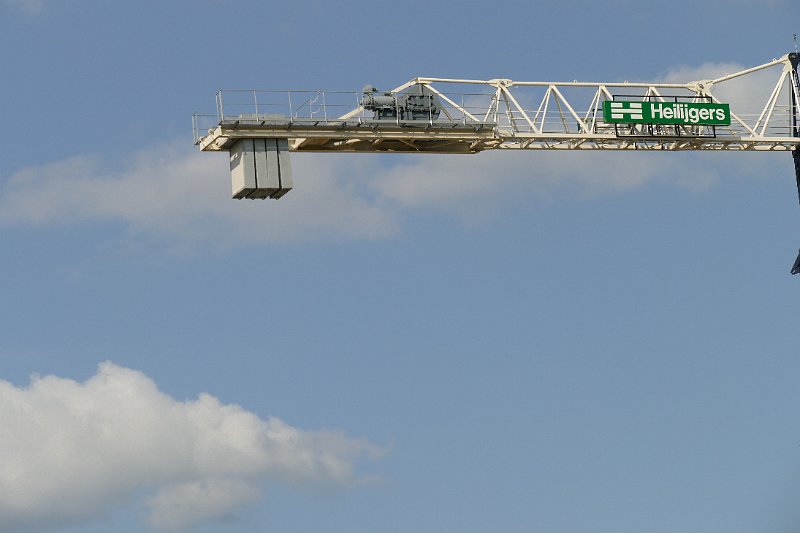 AF03.JPG - Ook hoog in de lucht reclame. Goed belicht Door de witte kraan en felle blauwe lucht had de foto vrij snel te donker kunnen worden.