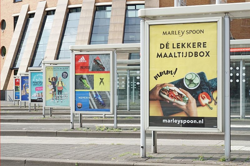 AI02.jpg - Een flinke rij reclameborden. Door dit standpunt te gebruiken geeft het flink wat extra diepte in het beeld.